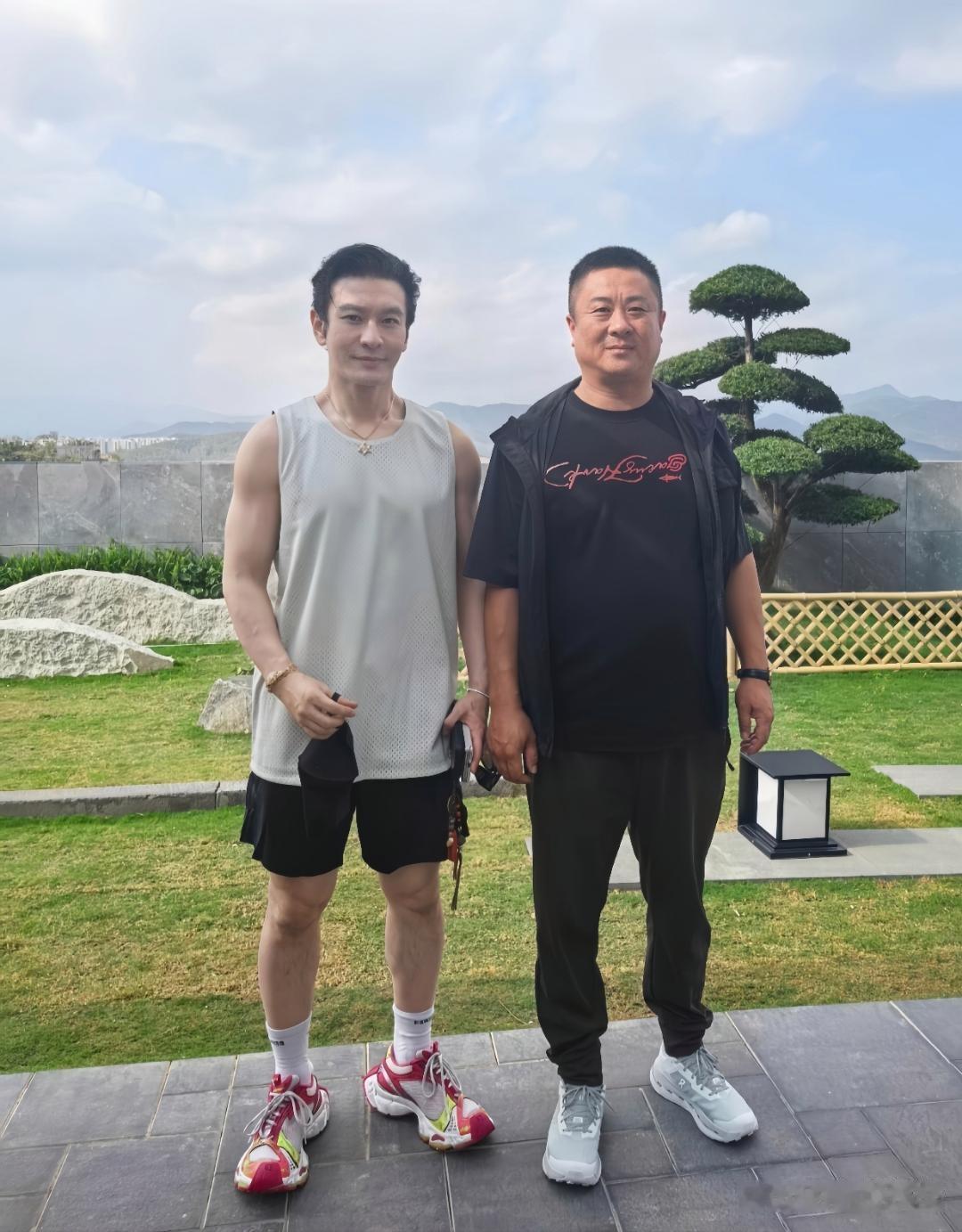50岁￼黄晓明⁠￼￼在海南￼三亚度假酒店⁠￼￼跑步被偶遇，即使穿了一双很夸张的增高鞋，看起来个子也很