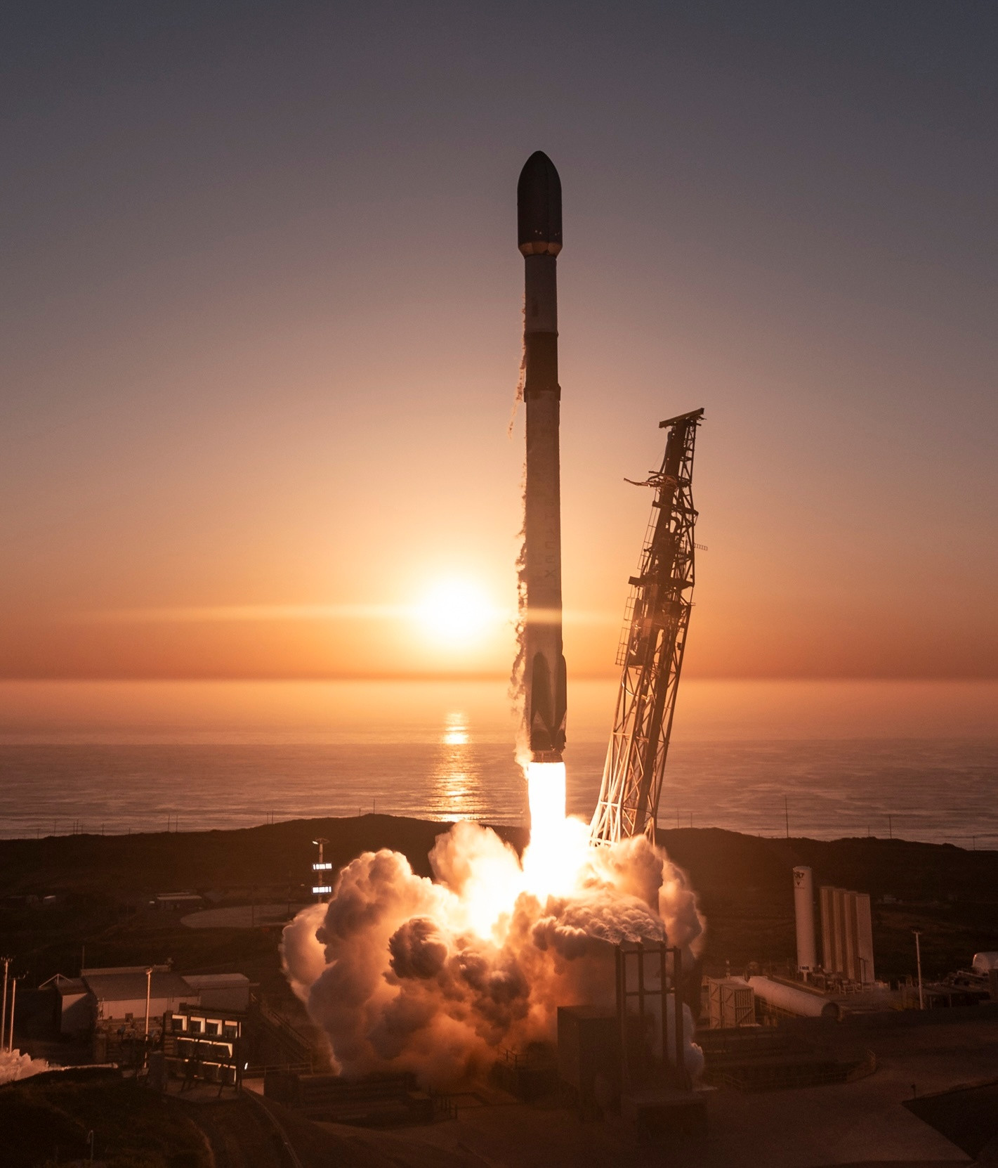 SpaceX今年已经完成了第50次“星链”组网卫星发射任务，成功部署了1375颗