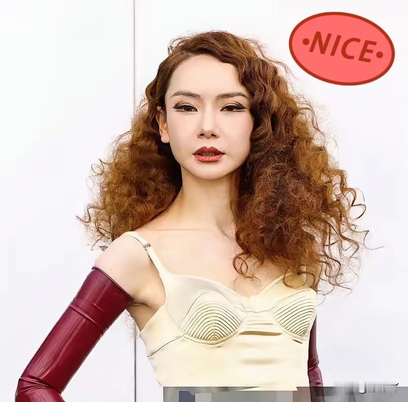 我怀疑过戚薇是为了作秀也怀疑过她是为了宣传直到我去查了下，才发现，她跟其他人