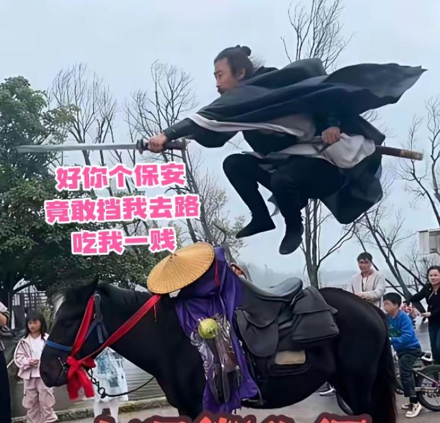 👱网红张某:我现在直接闯，看你能怎么样？👮保安:希望你遵守规定，没有强制只