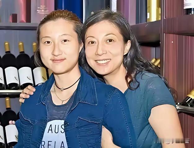72岁成龙连夜登热搜，吴绮莉直播澄清27年误会，真相和全网传言完全相反7月