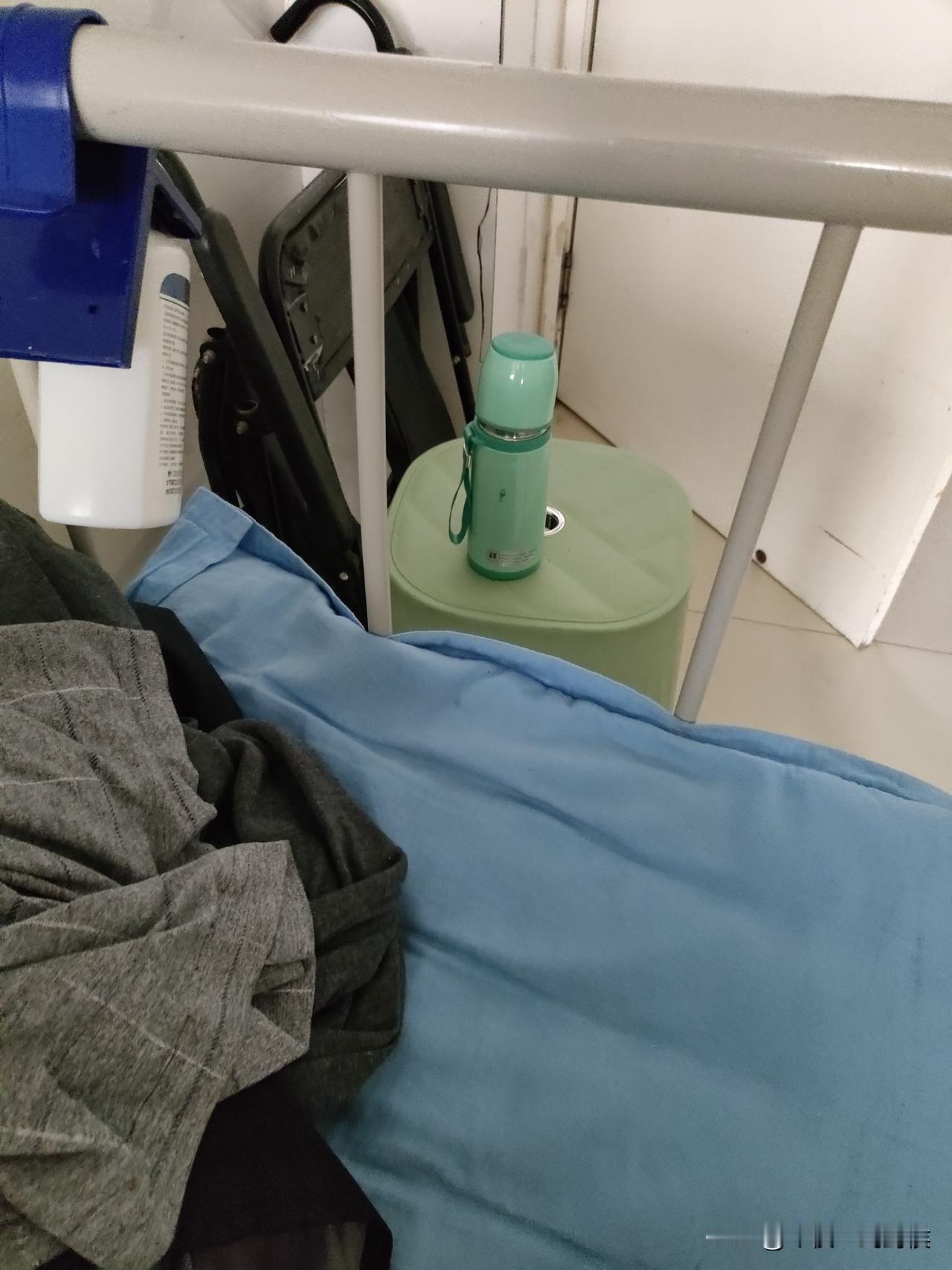 父亲住院，我在医院做陪护，四人间住了两个病号。一开始我睡父亲旁边那张病号床，晚