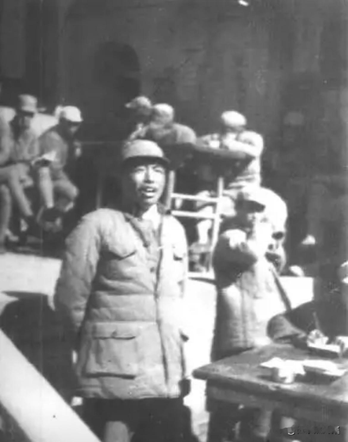 1939年10月，彭德怀在山西省沁源县吴家窑村青龙庙给决死队第1纵队干部作报告的