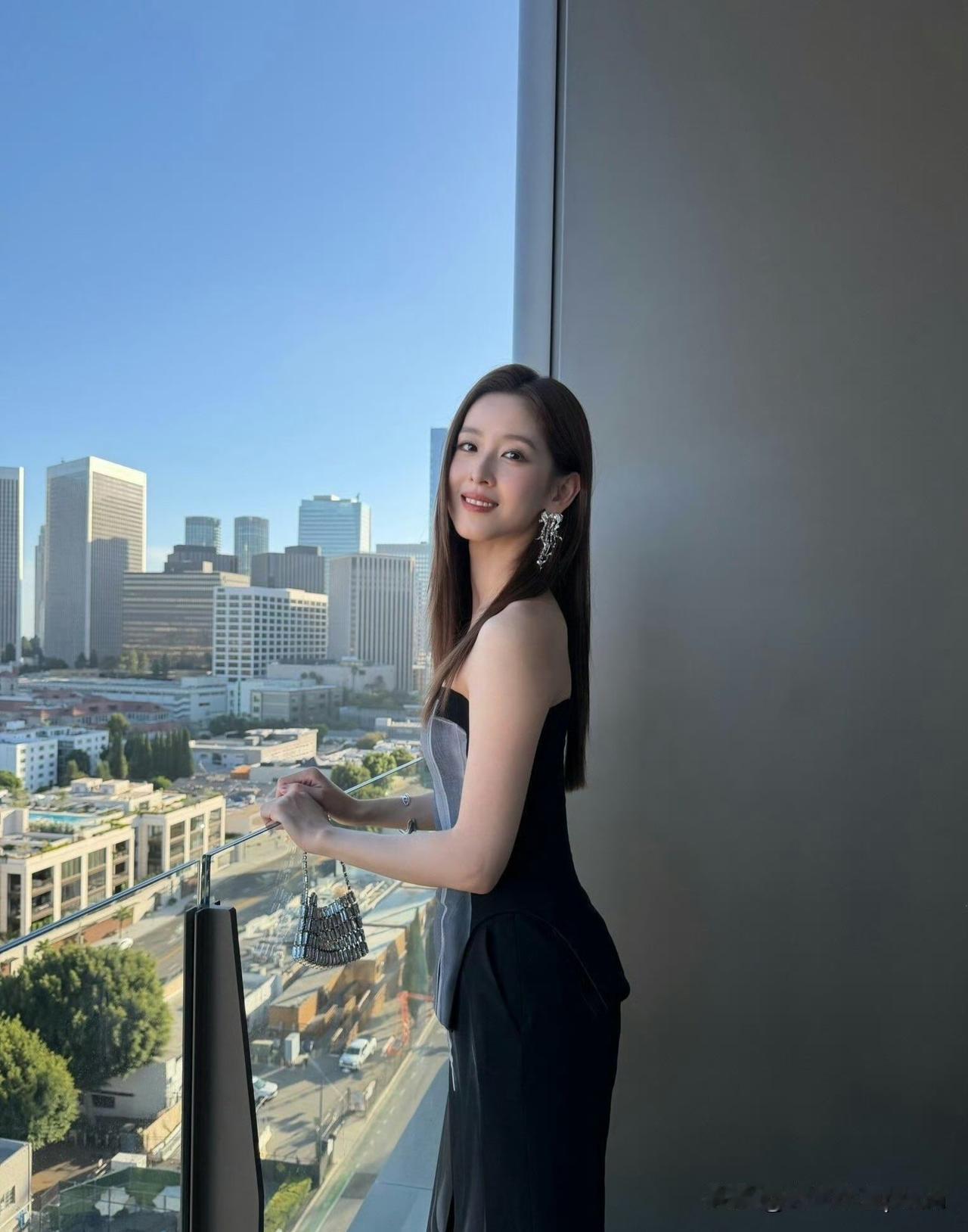 章泽天这组ins状态挺好的，骨相和气质都很在线的。从学生时期是清纯校花，到现在