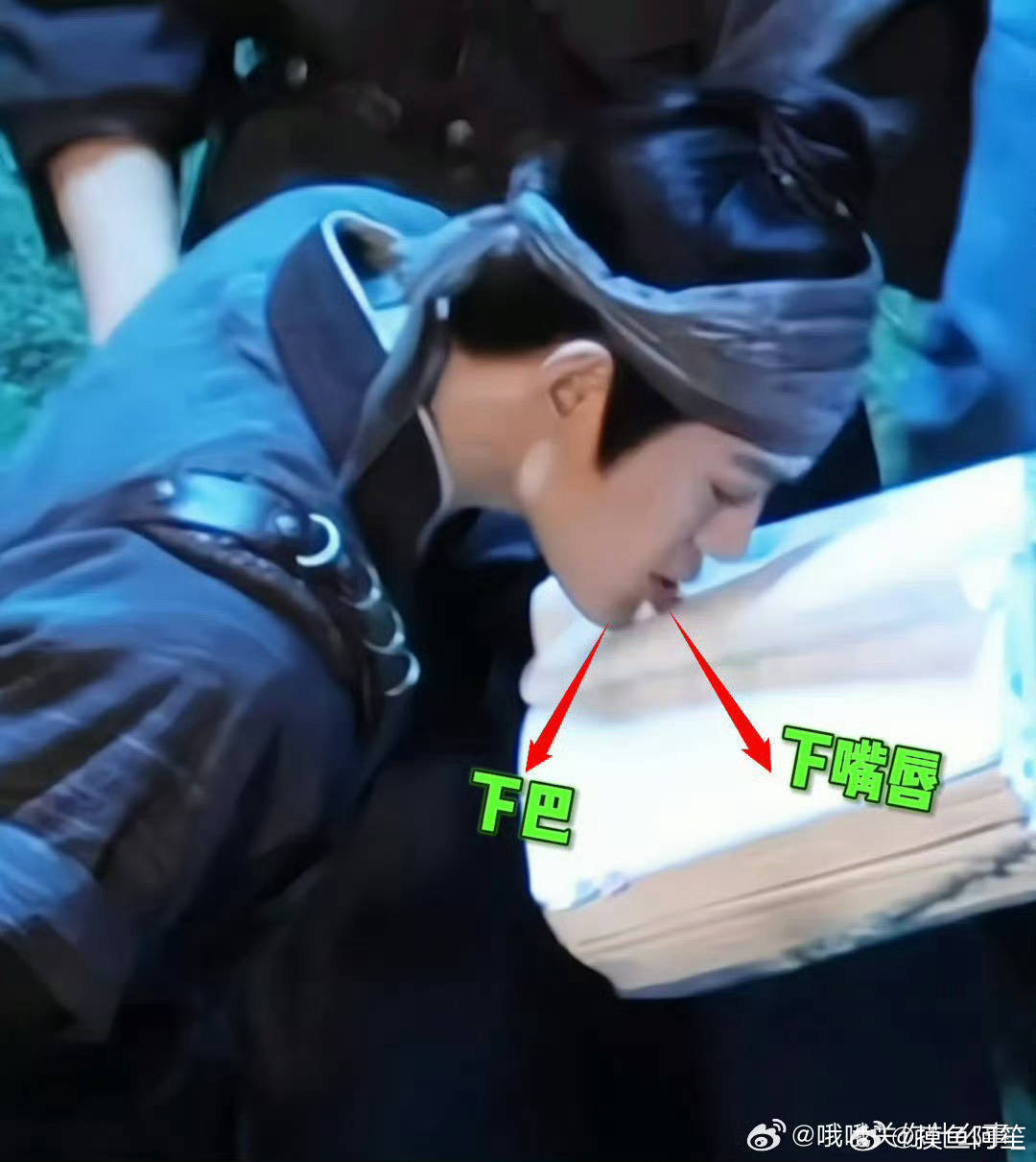 粉丝澄清丁禹兮所谓舔书的动图其实是因为拍戏的时候双手被占用为了不麻烦别人所以用下