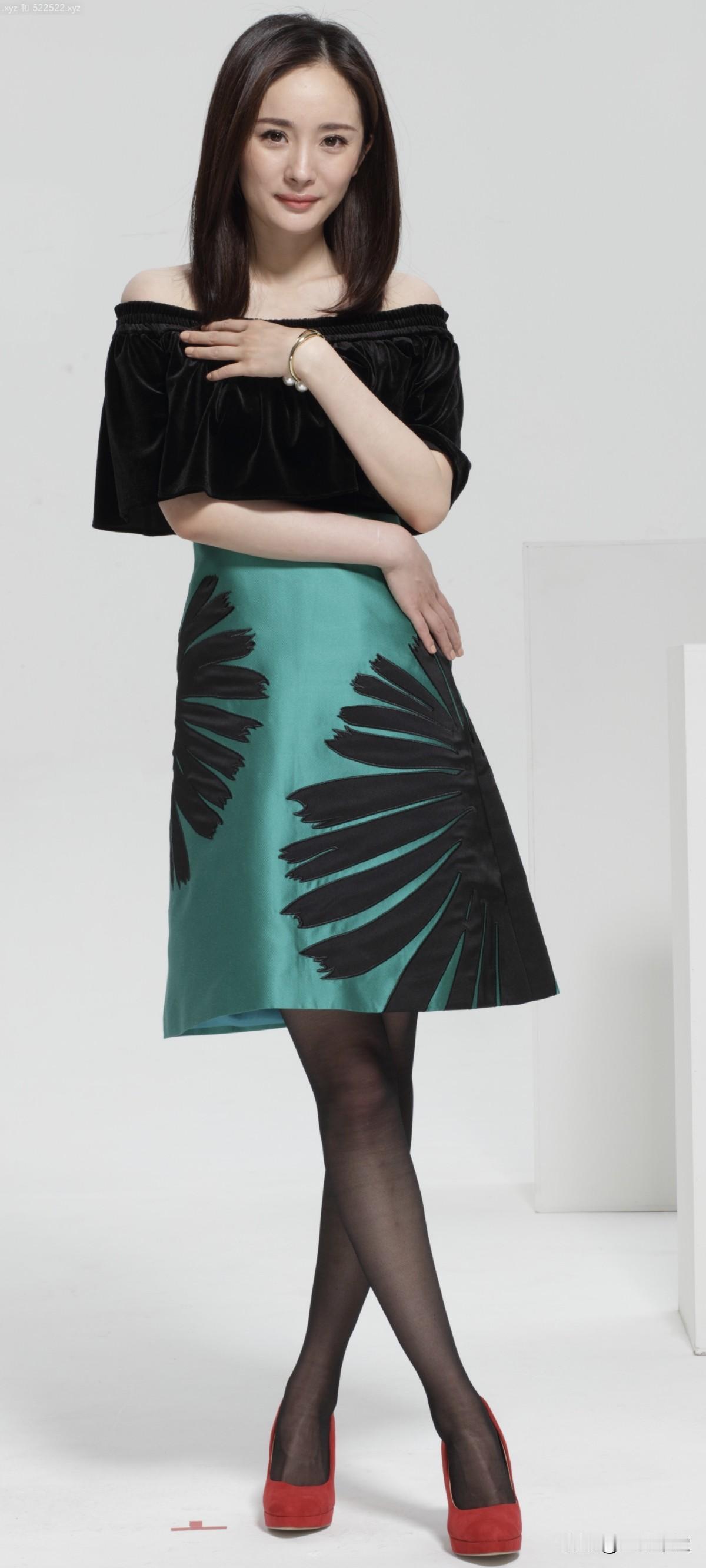 最近看了很多杨幂的图片，还是觉得杨幂的生图好看！比美颜的看着有味道！