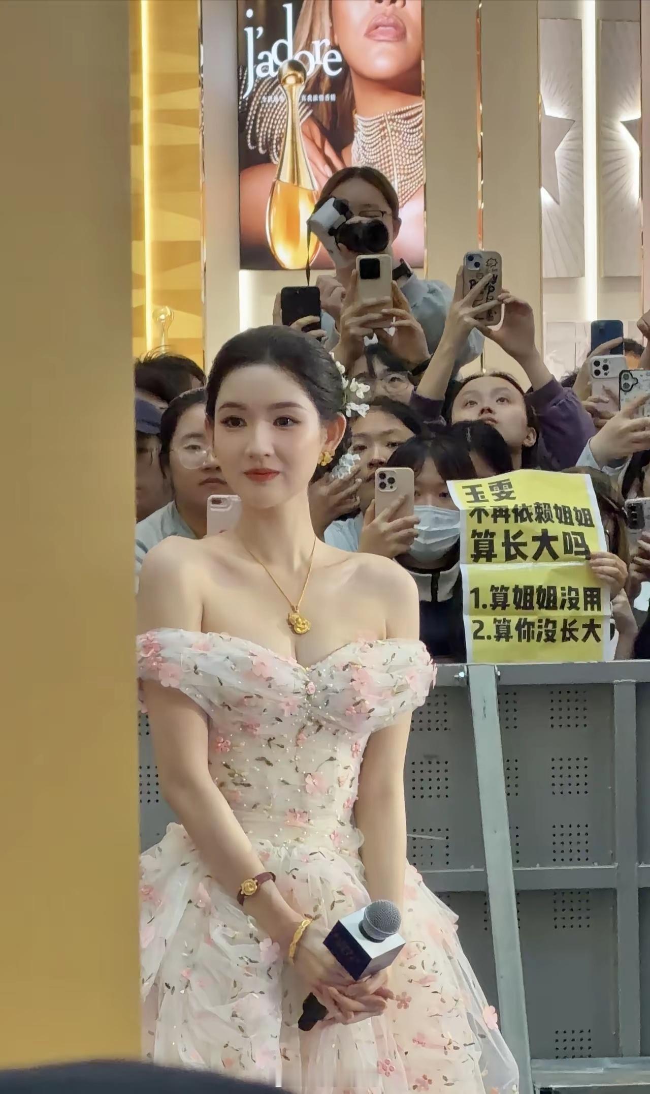 我宣布第二个人间富贵花她来了。昨天在苏州见了王玉雯，她真的美到词穷。目测身高有1