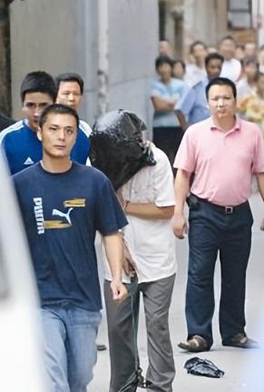 荒唐至极！广东佛山一对打工夫妻为赚快钱铤而走险，丈夫望风、妻子在外进行非法交易，