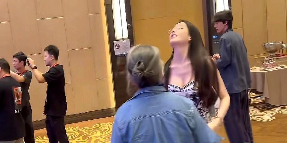 “王力宏妈妈拉着陌生女孩转圈跳舞”——镜头里这一秒，比任何官宣都响亮。8月26