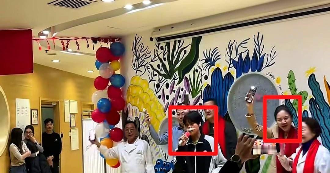 李亚鹏的嫣然年会，撕开了一块中国式慈善的遮羞布。全场的镁光灯都追着他，这个自带