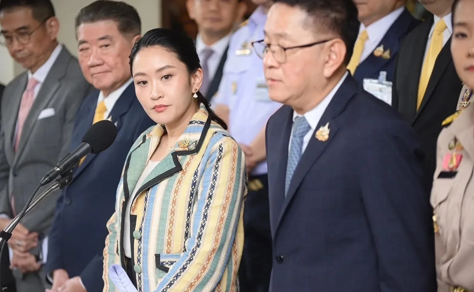 总理摊上大事了泰国总理最近的日子过得像坐过山车，简直是祸