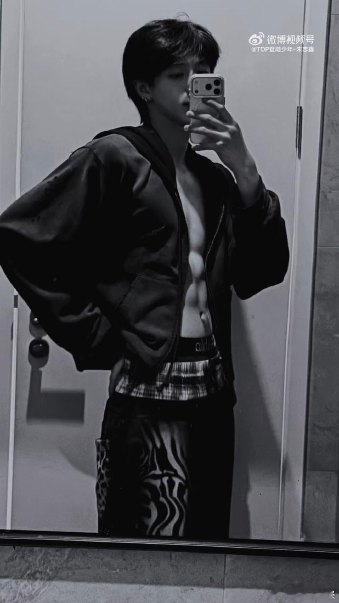 朱志鑫腹肌照omg晒出自己的腹肌！这身材简直满分