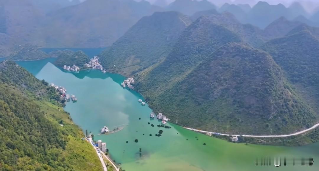 百色部分村庄目前还被泡在水里！大概是受地貌的影响，百色部分村庄房屋至今仍然还被