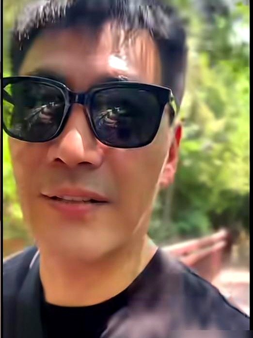 邵兵和儿子吵完架，转头就去敲门认怂：“现在我的认知不如你了。”综艺里，邵子恒扒了亲爹老底。进他房间必