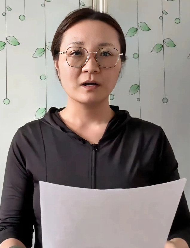 段某低头念道歉信时手在抖。法院判她赔40万，还要把道歉视频在抖音挂满30天