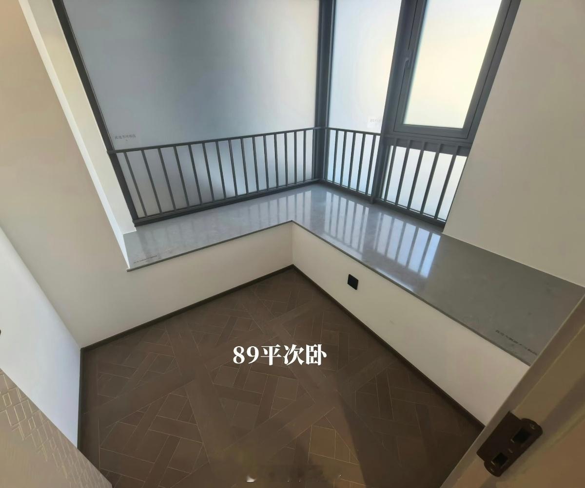 现在深圳新房，新规89平的次卧。所以不少人看了，都有些下不去手。。几百万花了买个