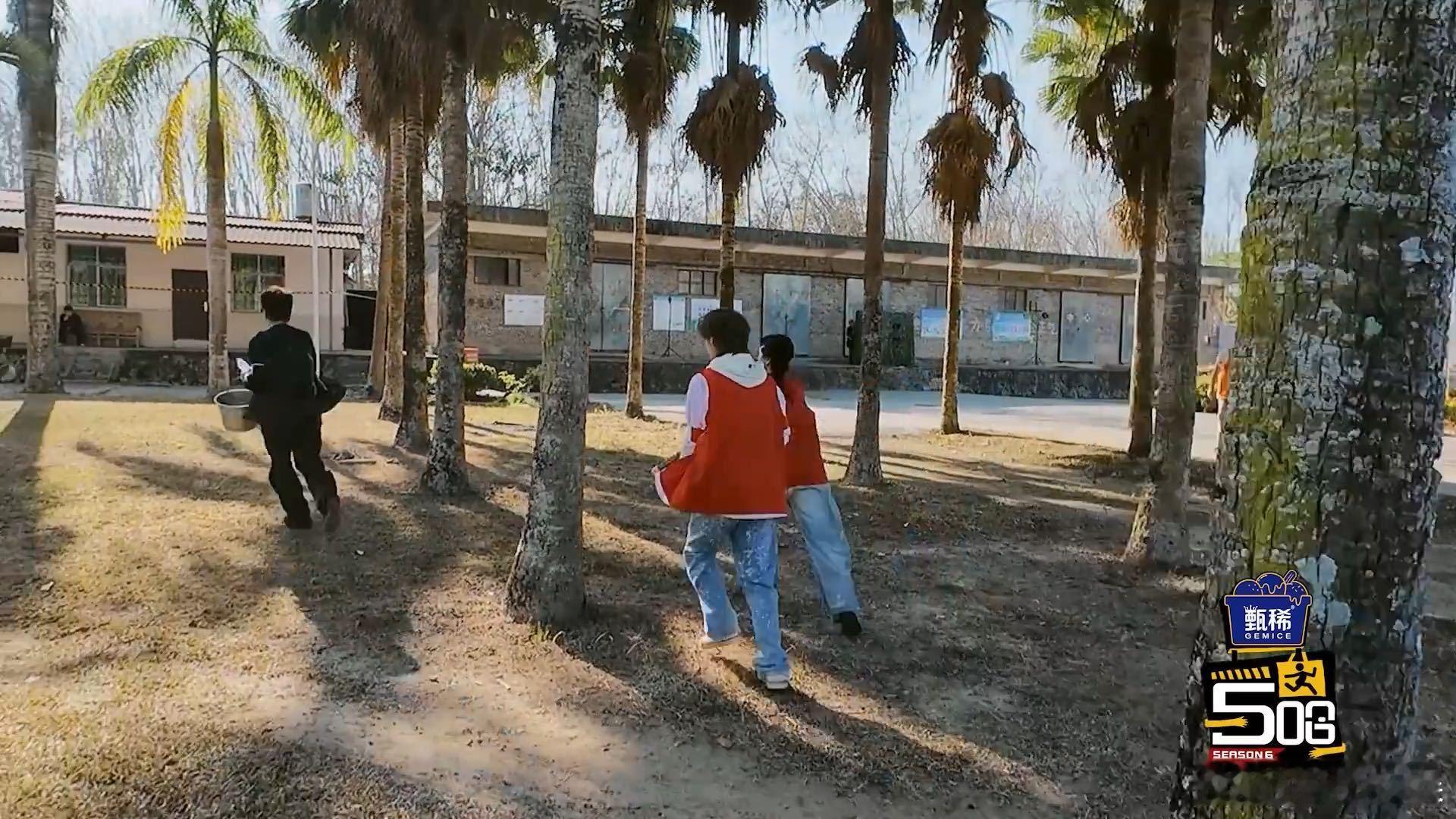 鹿晗任敏追着邓超滋水哈哈哈哈哈任敏：鹿晗你去滋邓超。鹿晗：为什么是我？任敏：因