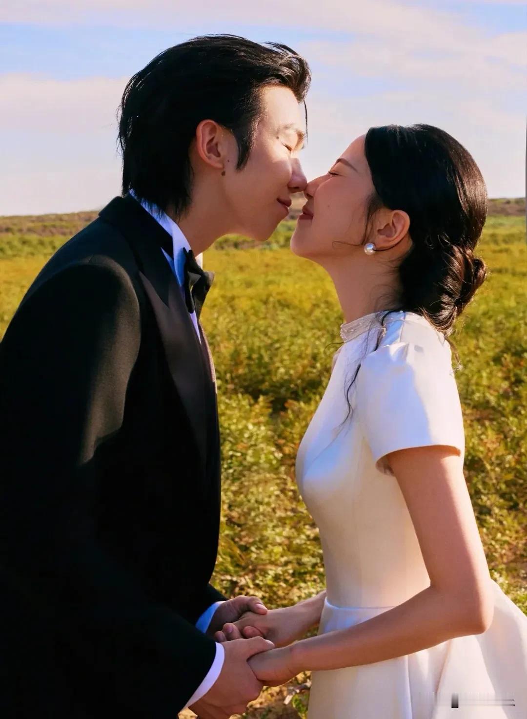白举纲敦煌补办婚礼！领证4年才办仪式，公开素人妻子正脸！9月17日，白举纲