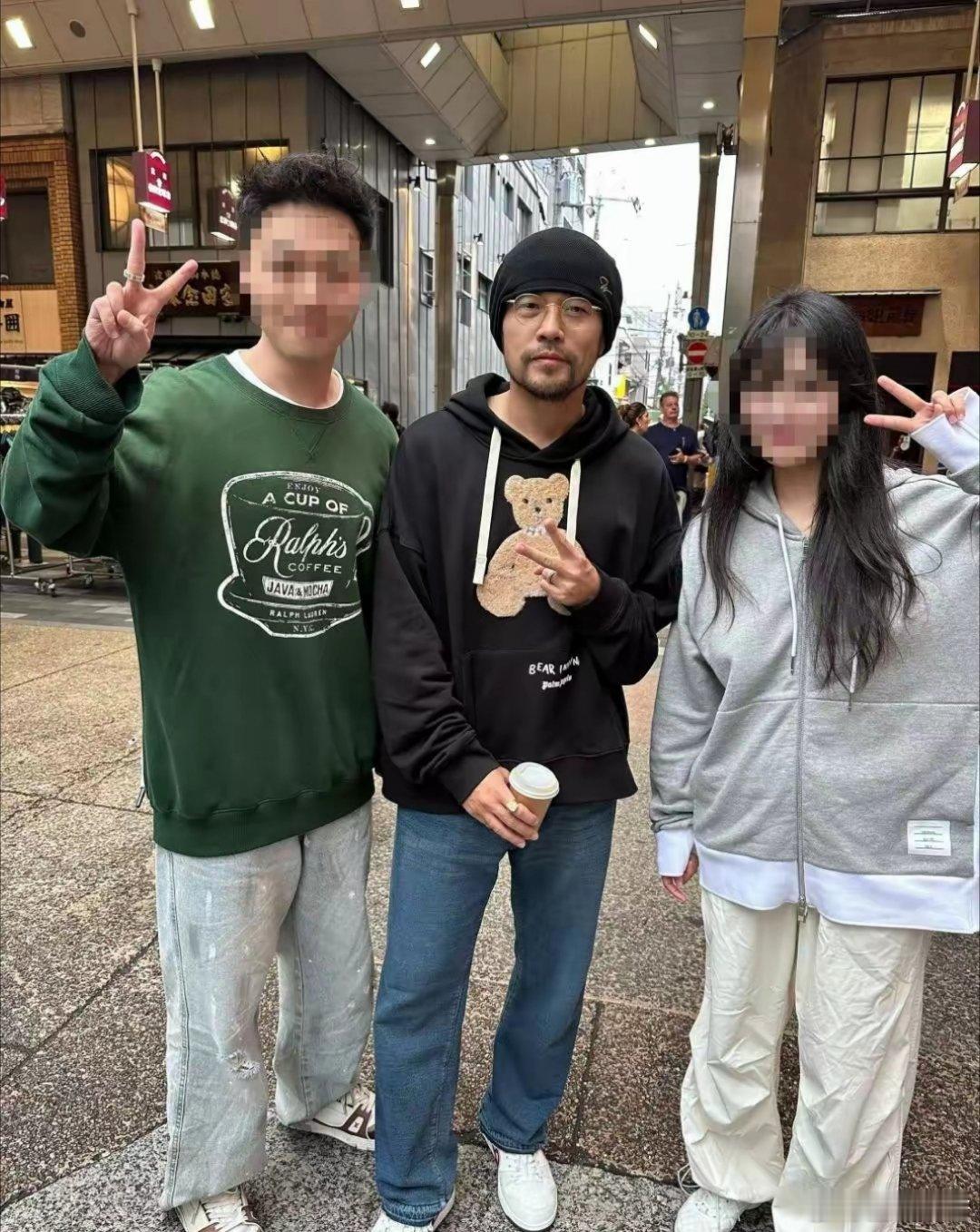 46岁周杰伦状态堪忧，脸部浮肿满嘴胡茬好憔悴，走路姿势引热议​​​