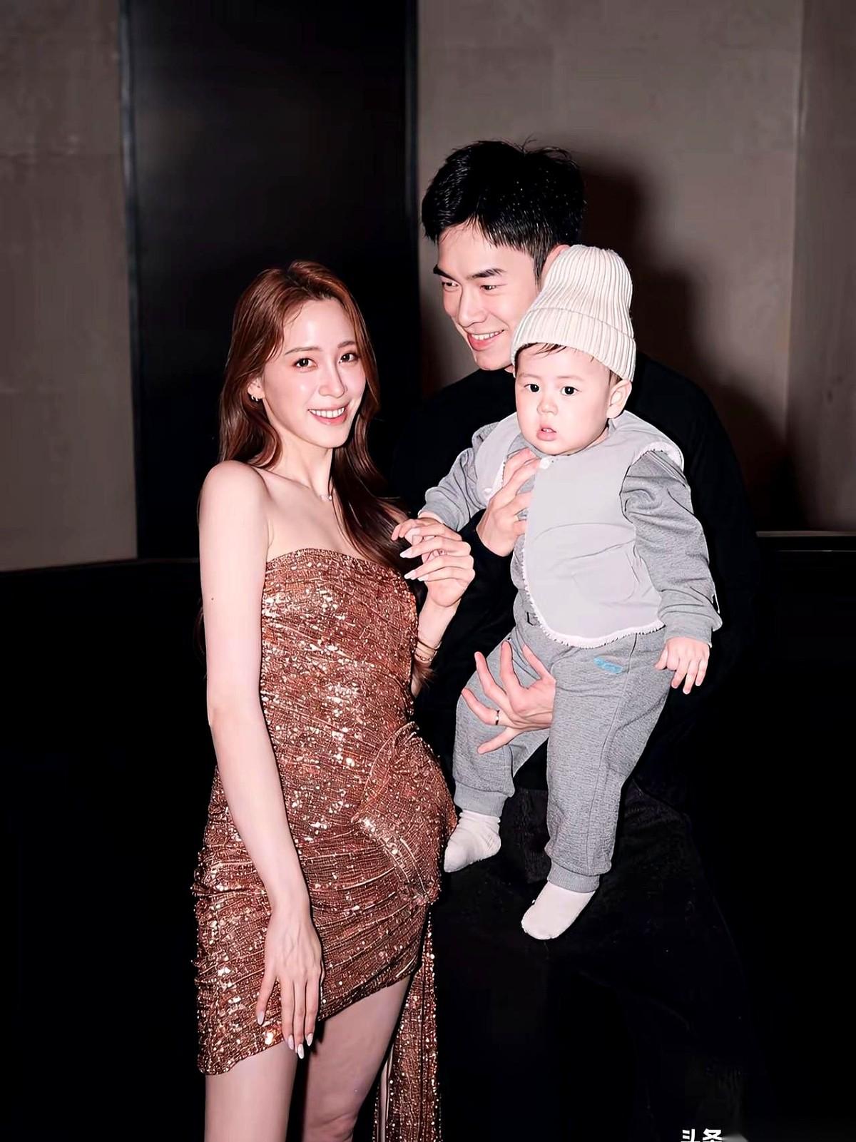 妈呀，那小胳膊，一节一节的，跟米其林似的。还有那小脸蛋，肉嘟嘟的，镜头怼过来还