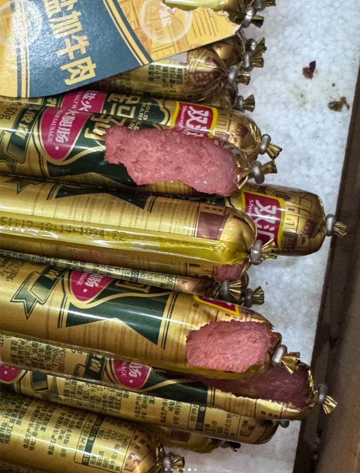 这下解释不清了！江苏，一男子网购了两箱火腿肠，收到货后就迫不及待吃了一根，可吃到