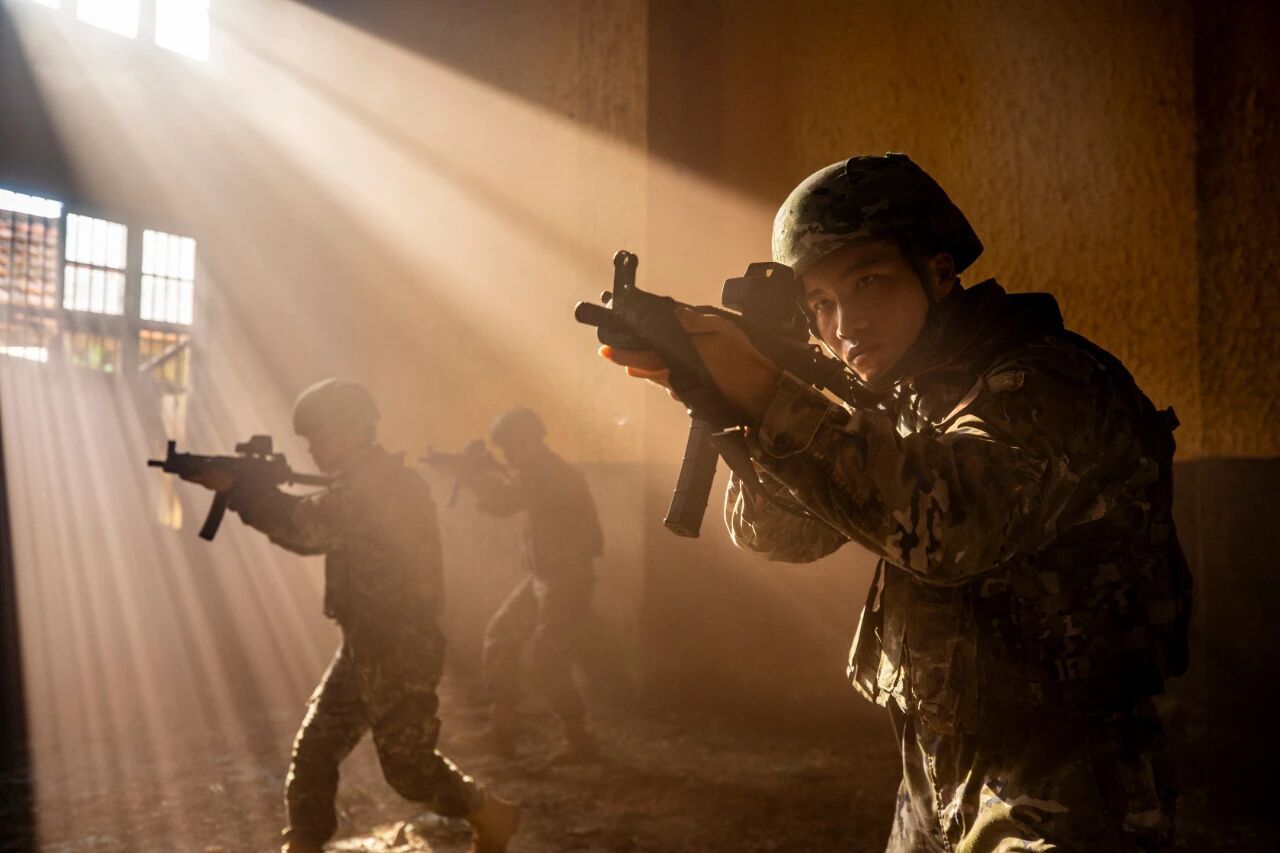 近日，武警广西总队南宁支队组织官兵开展实战化战术训练（中国军号）烽火问鼎计划​