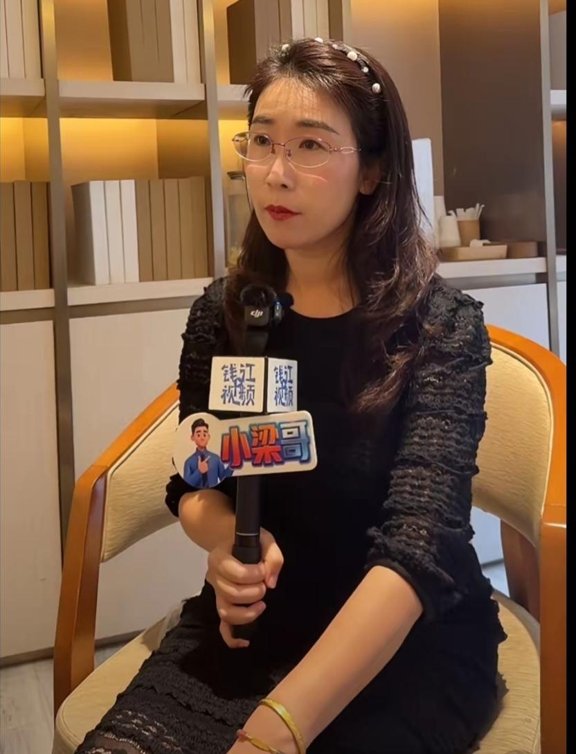 原来离婚延期是有原因的这天她特意把自己打扮了，在接受采访时说，离婚延期是因为现