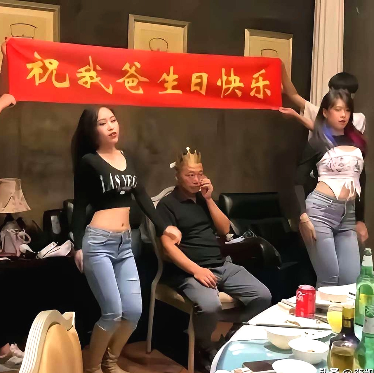 他们的爸爸怎么看起来不是很开心？