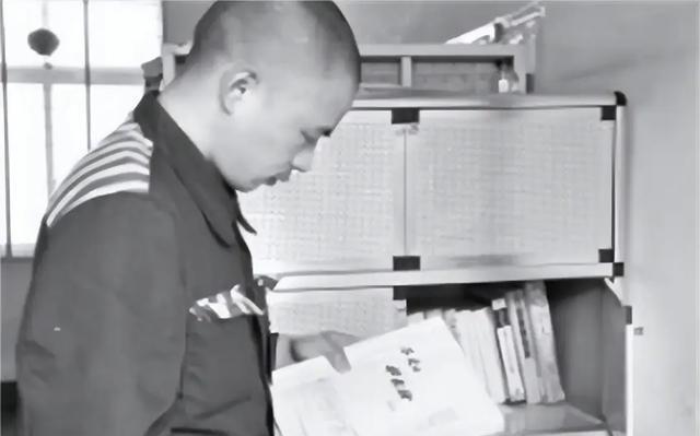 江苏一死刑犯天天啃字典研究，遭狱友嘲笑，1994年法院通知，改判曾经的仲开龙