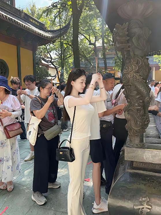 这种女孩才难嫁，又要有钱，又要有颜，还要有身高身材智商幽默情绪价值，太难