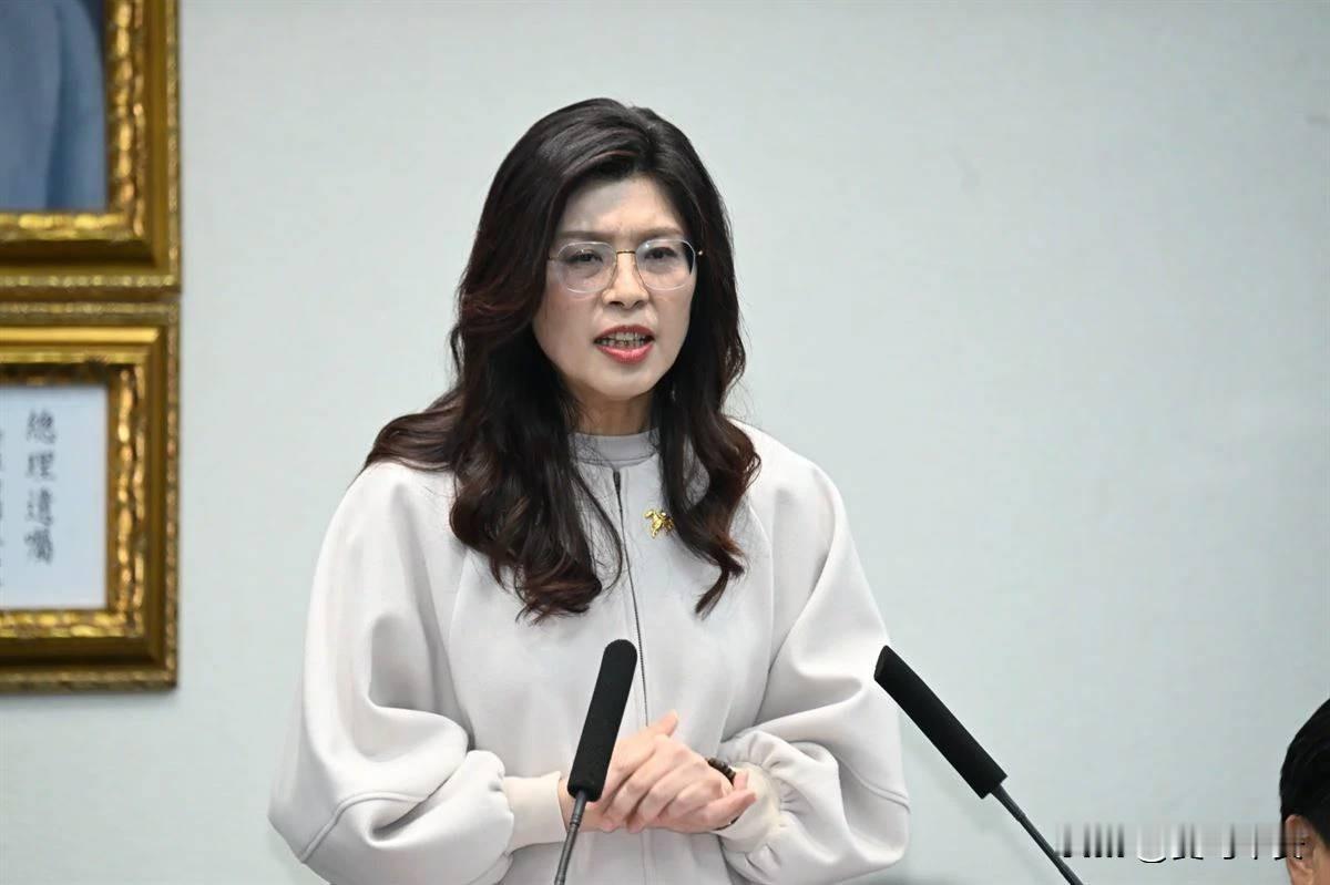 郑丽文紧急灭火：内部要团结今天晚上，蓝营舵手郑丽文在受访时谈到季麟连提出蓝营内