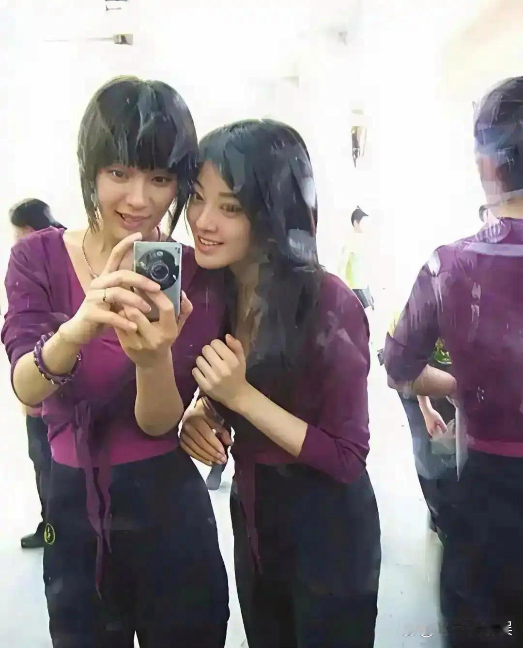 杨幂北电形体课旧照曝光，青涩模样藏不住，满是青春少女感～