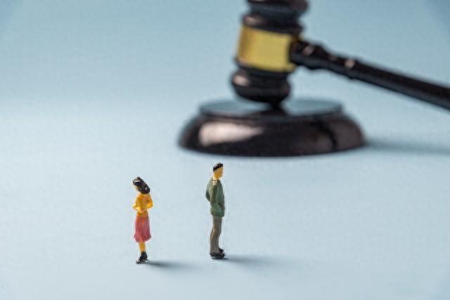 太离谱！贵州贵阳，一女子因欠债无力偿还，竟经人介绍和一男子闪婚，男方拿出18.8
