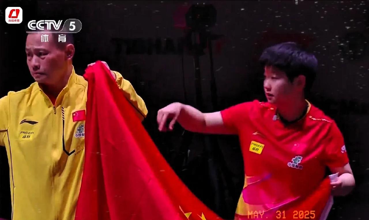 何许人也！绝对不是李大成，更不是马俊峰。第一时间拿出鲜艳的五星红旗，并且帮助孙颖