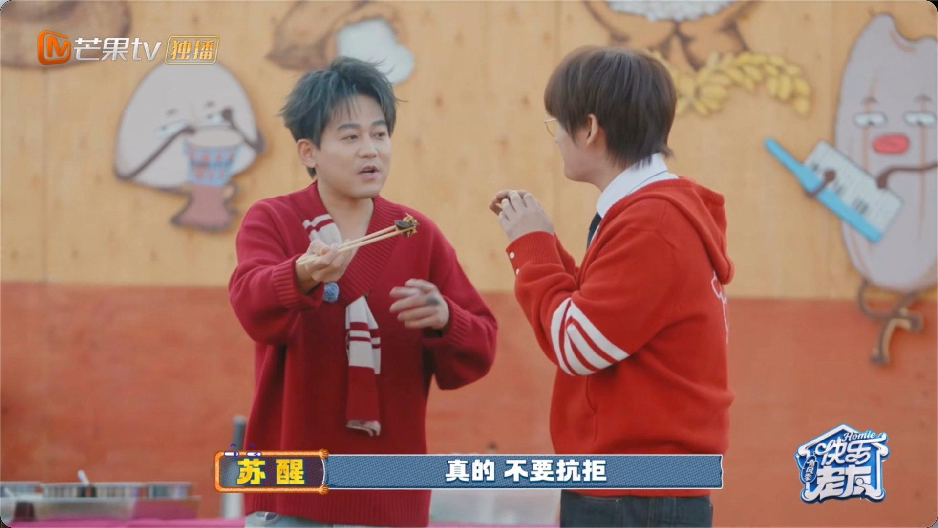 我忽悠朋友吃黑暗料理就苏醒这样苏醒这波操作绝了！一筷猪肝自己一口不吃，全程走位