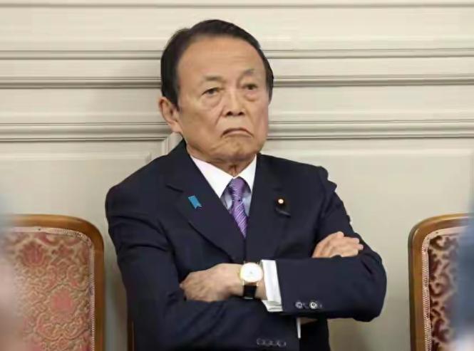 日本撤下最后那块遮羞布！前首相麻生太郎居然大大方方承认，日菲联手在海上划界问题上