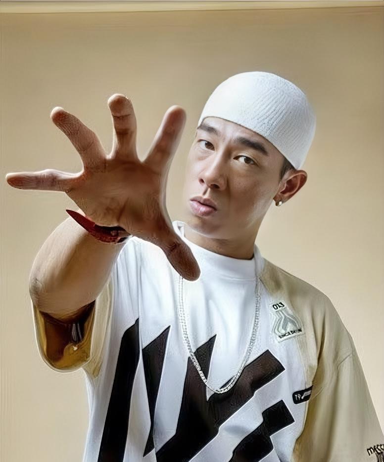 陈小春真的有那么火吗？有网友说他在香港也就是二流明星这次开演唱会虽然上座率不