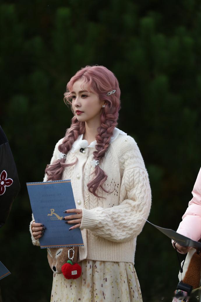 静音都能看出来白鹿在说啥当队友对着图片苦思冥想时，白鹿已经开启人体字幕模式，每