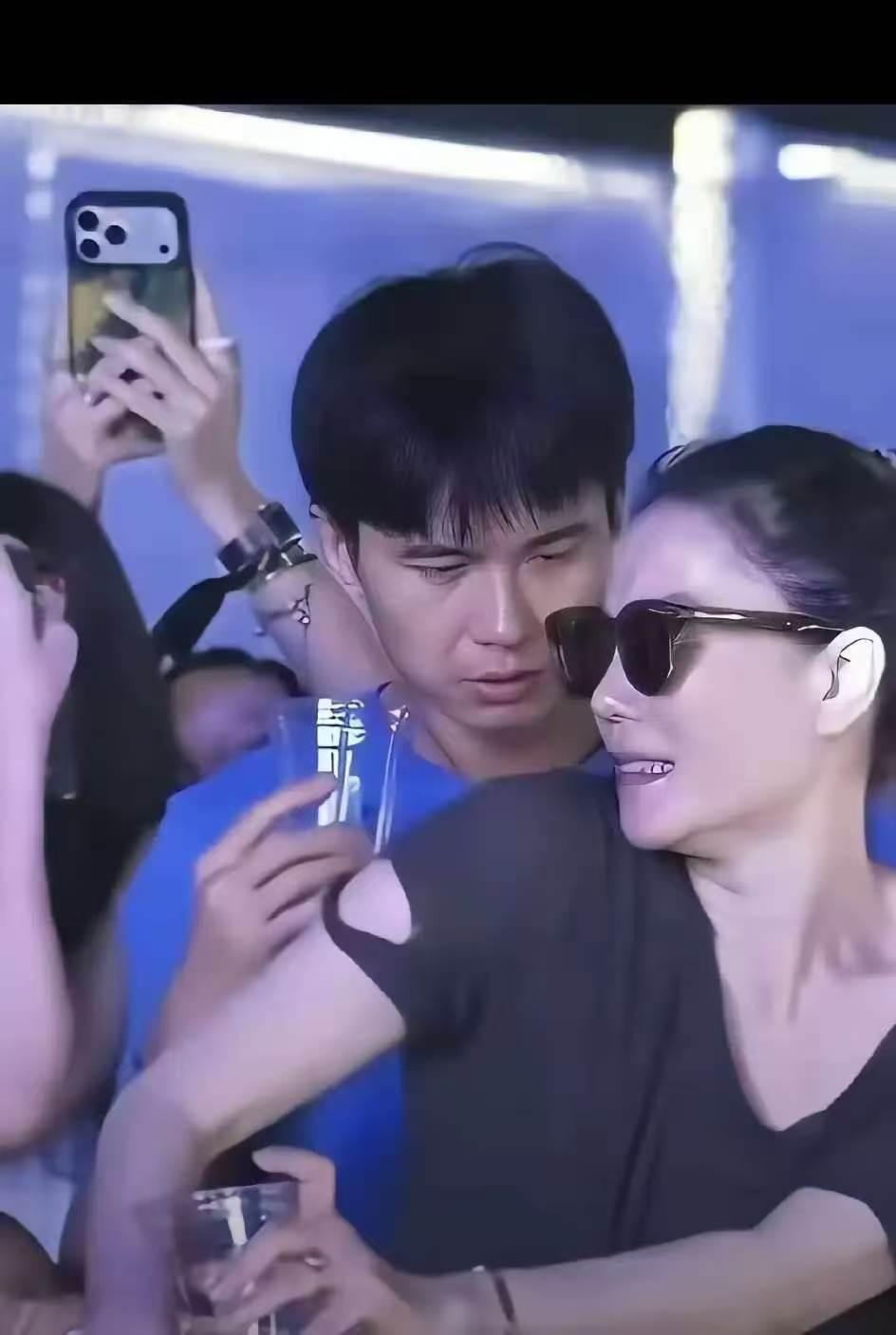 什么男闺蜜，无非就是情人罢了！就这种情侣打扮，还戴同款的情侣手镯，大庭广众之下就
