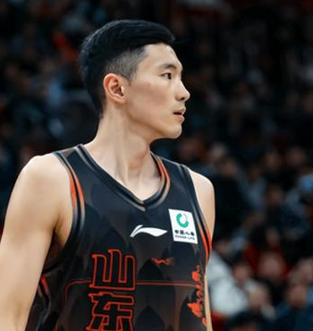 陈林坚17分，山东男篮大胜新疆。CBA常规赛，山东男篮主场迎战新疆，这场比赛，陈