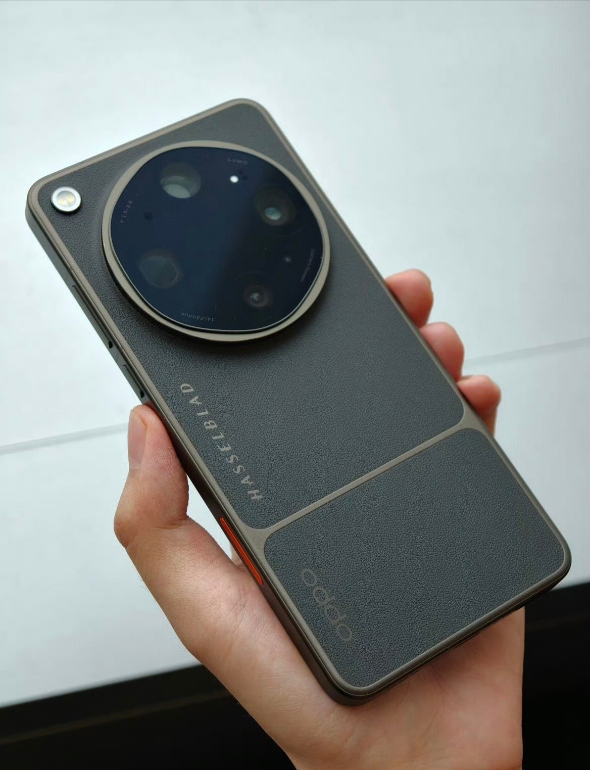 据说这是OPPOFindX9Ultra的真机图。而且真机的可能性还很大。如