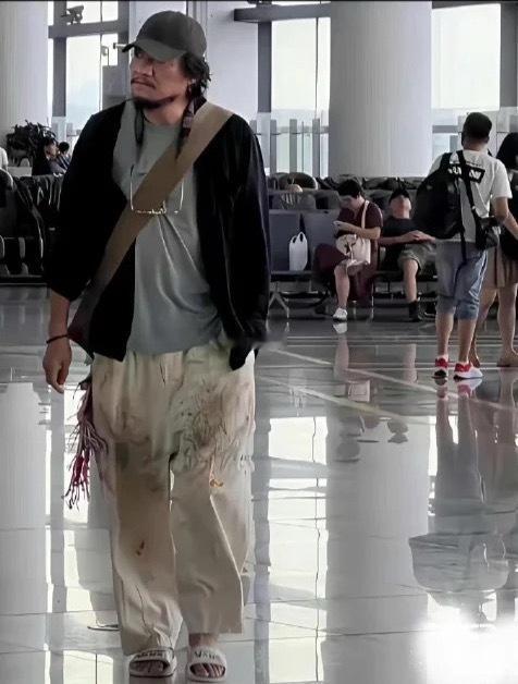 你以为是流浪汉实则人家穿的巴黎世家