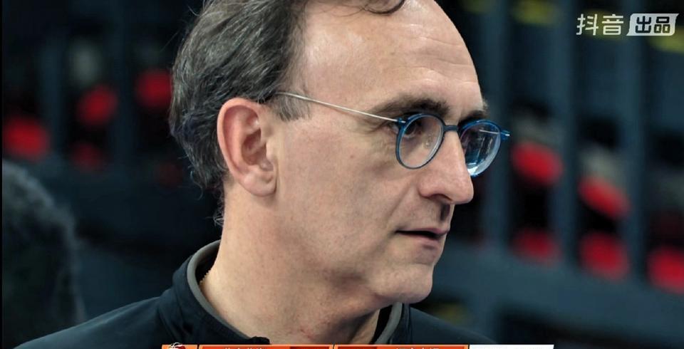 辽宁男篮外教洛佩斯彻底震惊了！在对阵北京比赛中，辽宁队领到三个技术犯规，被对手6