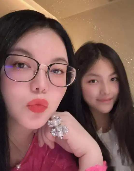 王诗龄暑假回国与妈妈李湘团聚，近期频繁出现在北京的文化活动中。李湘气场强大，王诗