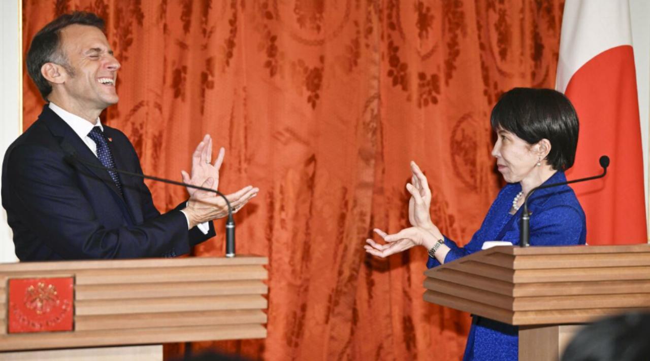 法国总统马克龙跑去日本出了一趟差，又是高调握手，又是当众承诺，显得好不热情。结果