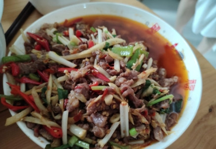 好生气，昨晚老公又给了婆婆1000块钱。婆婆住在我家，从不买菜不做饭。我们每个