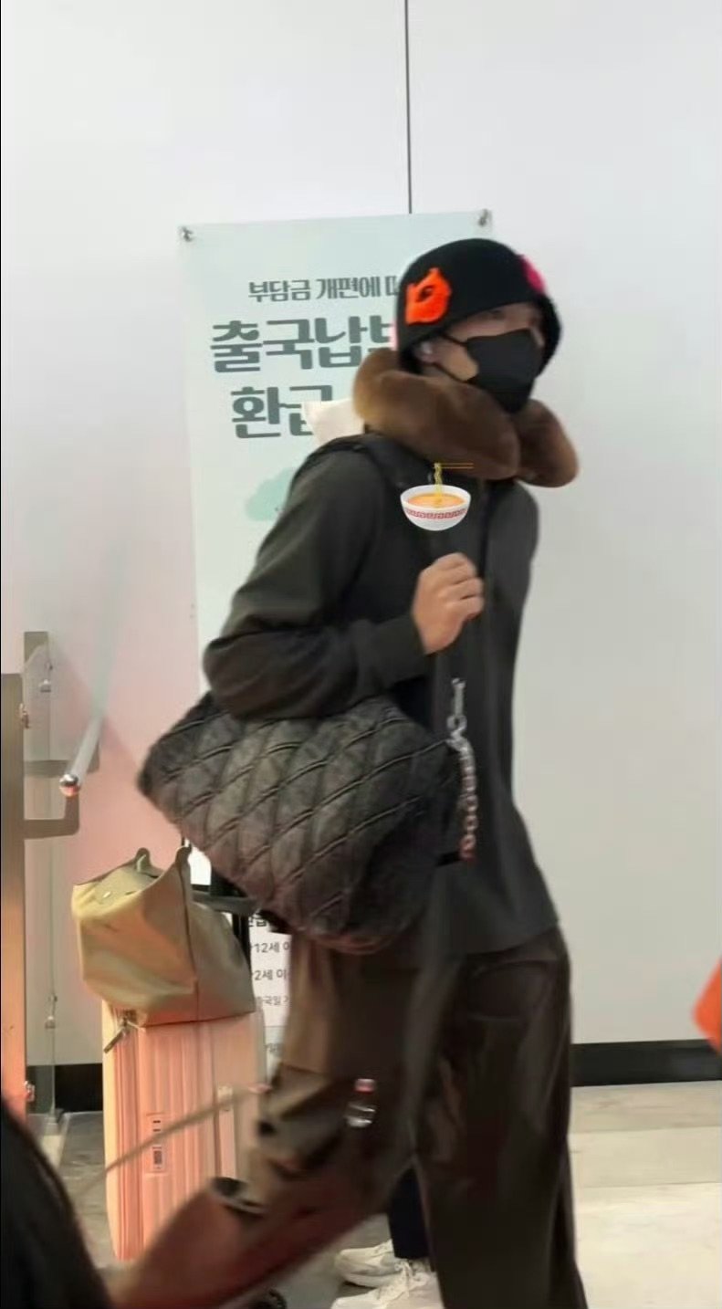 明洞街偶遇王安宇网友在明洞街路边摊买炒年糕的时候偶遇了同样在买炒年糕的王安宇，