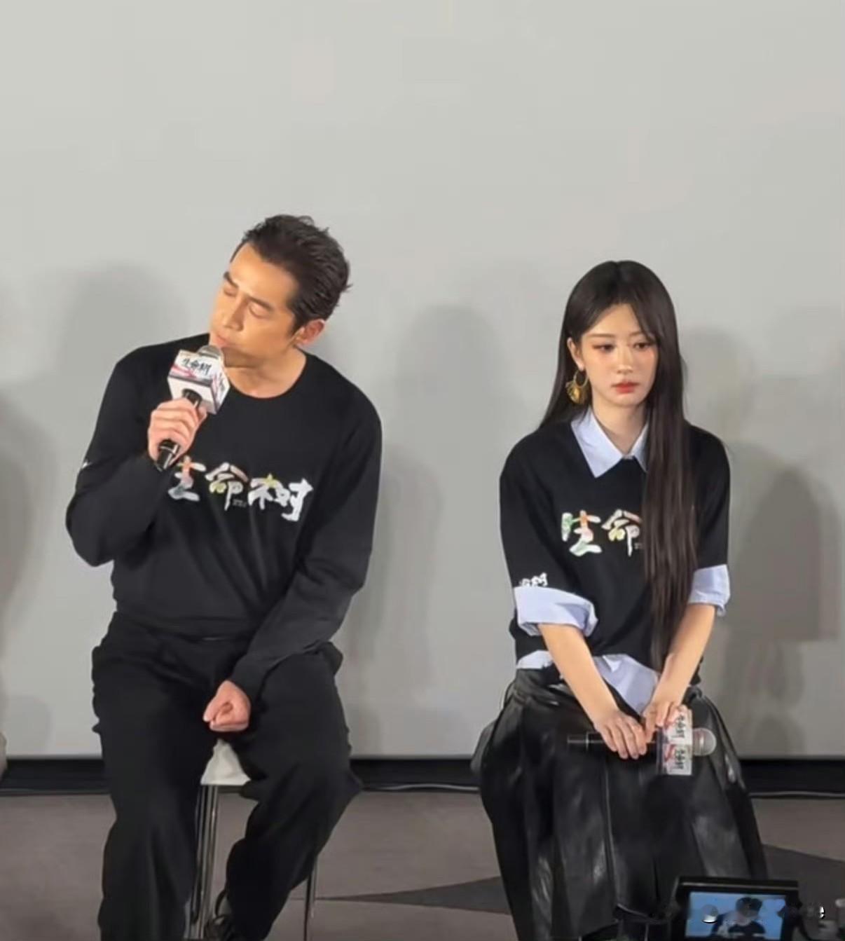 1月27日，《生命树》发布会上，杨紫坐在胡歌身边，乖的像个认真听大人说话的小孩！