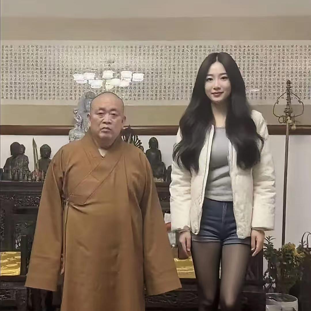 十多年前，有个美女去少林寺找方丈释永信合照。这美女个子高，长得漂亮，笑盈盈的，能