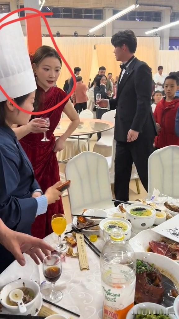 黄雅琼格局真的很大，敬酒的时候两个细节就能看出来首先，她穿着敬酒服，看得出来